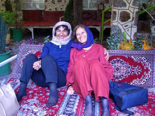 Traneh und Gertrude im Teehaus