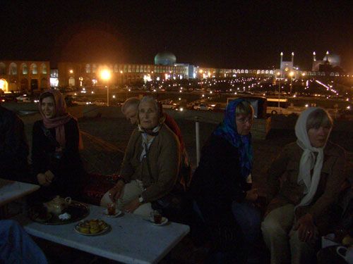freundeskreis isfahan reise, tee trinken am naghshe jahan platz